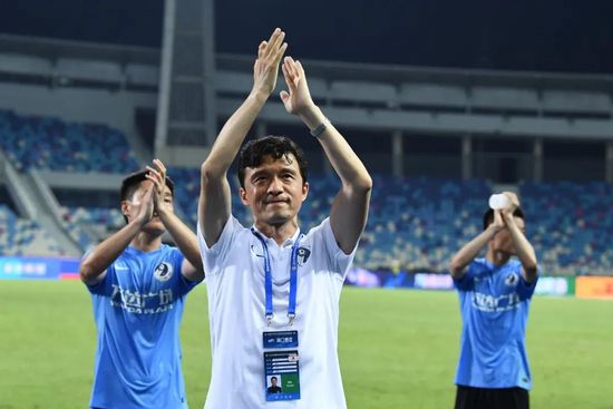 杨若晴赞同的点点头：爷说的没错，七桌摆下来，还很宽敞呢。